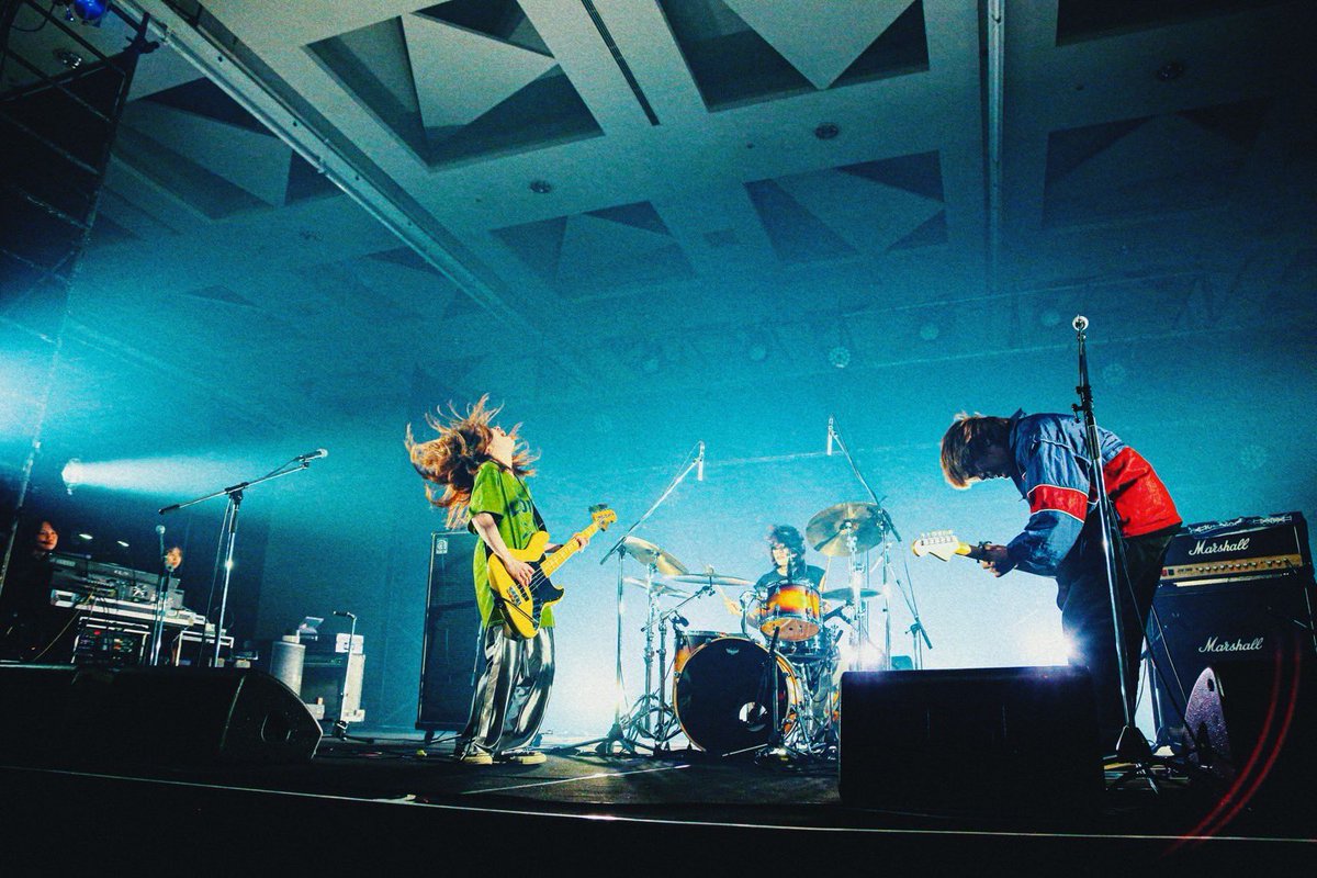 Kaikyo_fest2026's tweet photo. KaikyoFest初開催！
関門ステージトップバッターは地元山口からHelloNewWorld。

曲が終わる度に会場に鳴り響く拍手喝采と高く上がった拳

さぁ、ライブハウスが始まった！

#KaikyoFest
#カイキョウフェス
📸￤@_yuta_photo https://t.co/zLgKdrcZEu