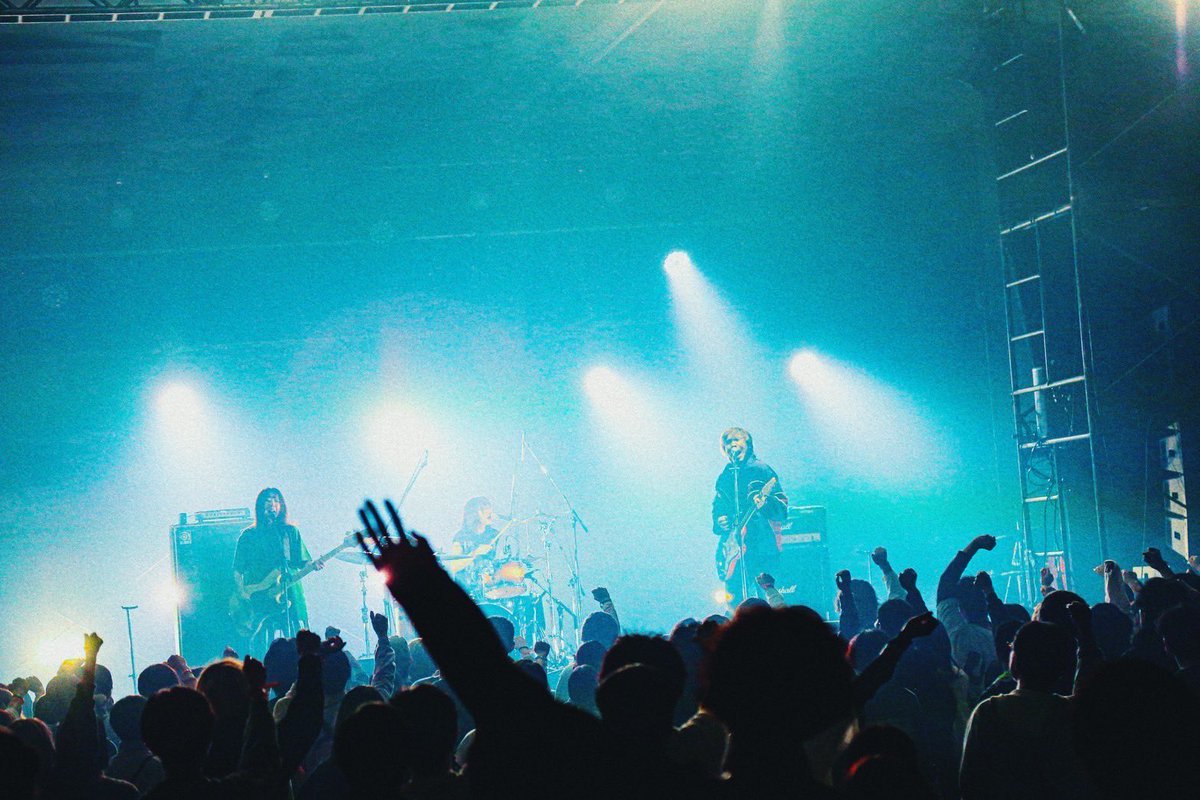 Kaikyo_fest2026's tweet photo. KaikyoFest初開催！
関門ステージトップバッターは地元山口からHelloNewWorld。

曲が終わる度に会場に鳴り響く拍手喝采と高く上がった拳

さぁ、ライブハウスが始まった！

#KaikyoFest
#カイキョウフェス
📸￤@_yuta_photo https://t.co/zLgKdrcZEu