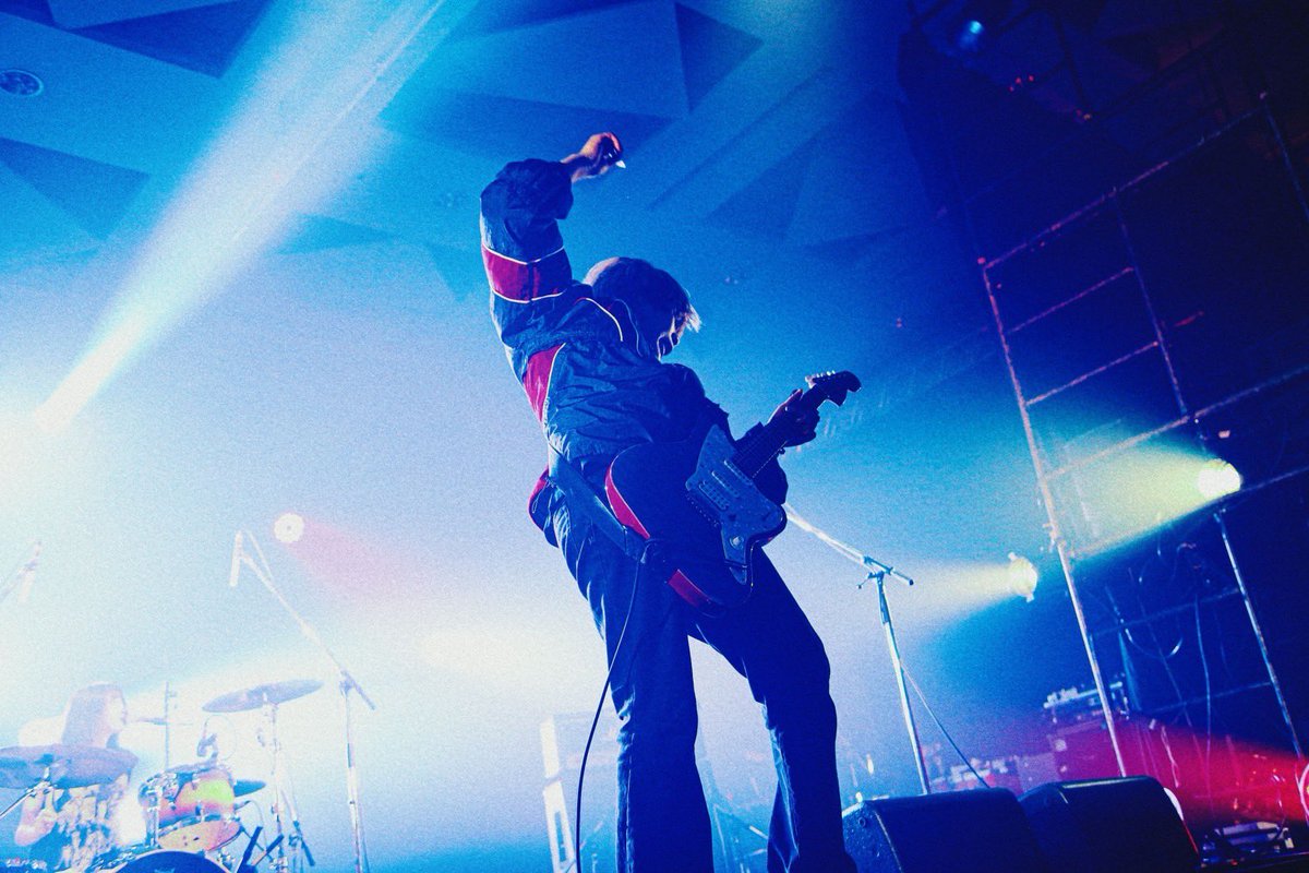 Kaikyo_fest2026's tweet photo. KaikyoFest初開催！
関門ステージトップバッターは地元山口からHelloNewWorld。

曲が終わる度に会場に鳴り響く拍手喝采と高く上がった拳

さぁ、ライブハウスが始まった！

#KaikyoFest
#カイキョウフェス
📸￤@_yuta_photo https://t.co/zLgKdrcZEu