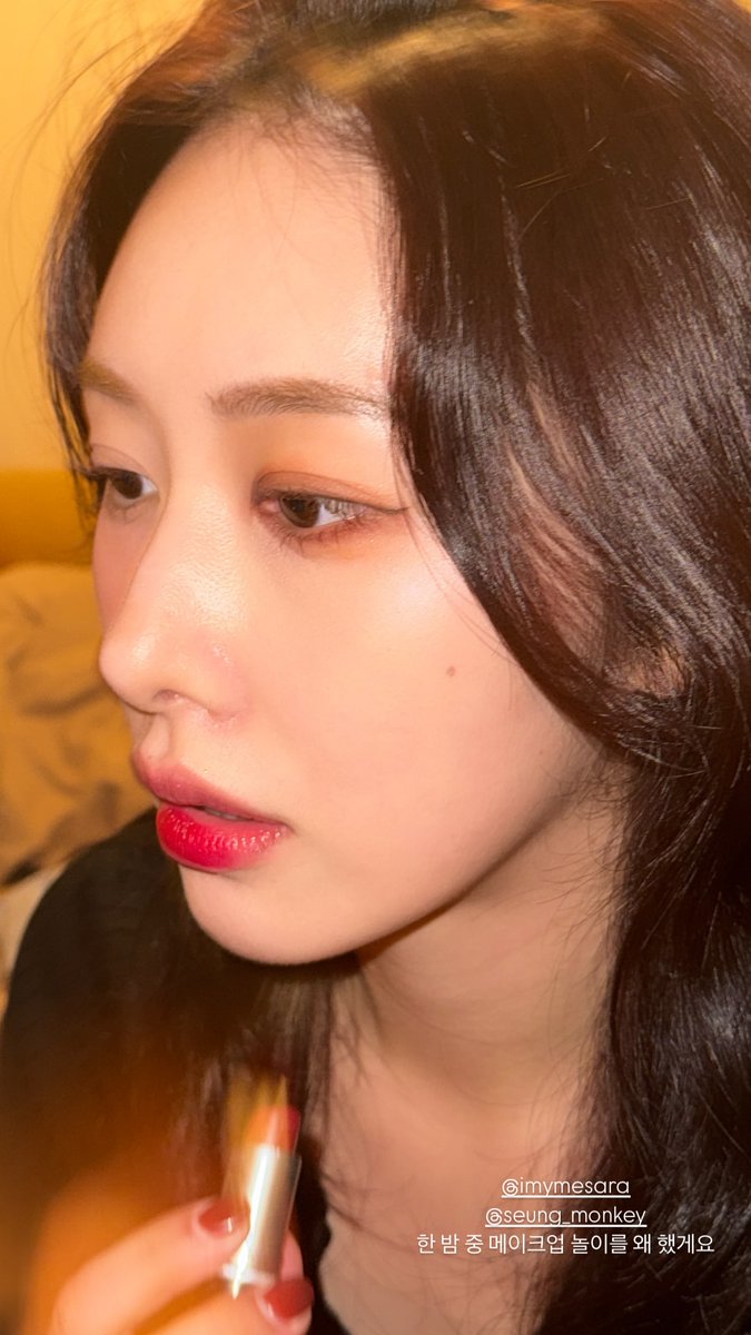 vanishingstripe's tweet photo. Hong Euijin (#Hezz) & dancer Sara's story 241114: w/ #Seungyeon
Euijin: Guess why we were playing makeup in the middle of the night
#홍의진 #HONGEUIJIN #헤즈 #장승연 #CHANG_SEUNGYEON #승연 #CLC #씨엘씨 https://t.co/4SUj2hLgCa