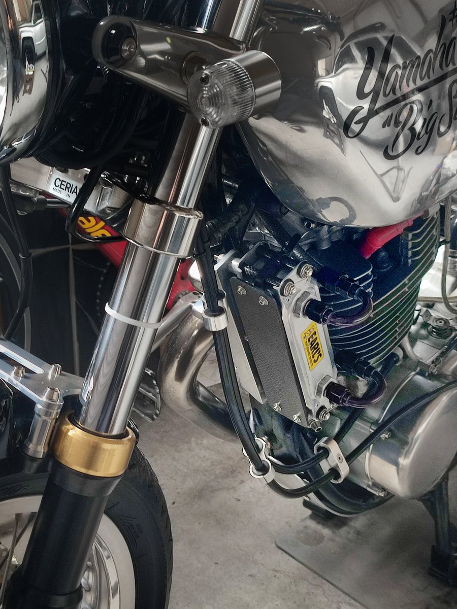 alfatact's tweet photo. 愛車のヤマハSR。今年も気温が下がってきたのでオイルクーラーに毎年恒例のカバーを付けます。カバーとクーラーのサイドパイプはトガシエンジニアリングにて購入したカーボン素材から制作。特徴的なU字型フィッティングは転倒時にも問題無かったですし走行中に触りやすくコア効果の温度確認も楽しい😆 https://t.co/tyLBHNm2tP
