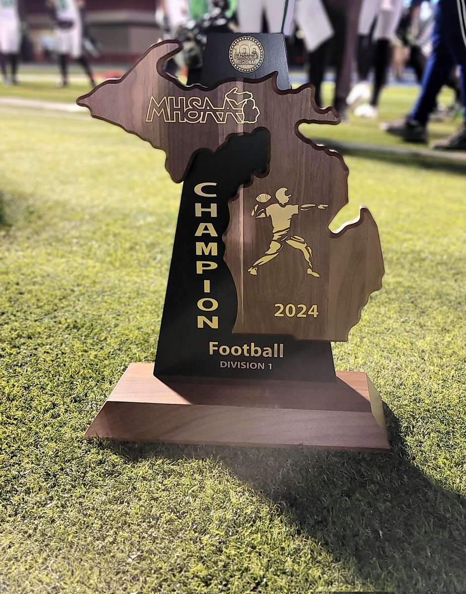 Detroit_CTFB's tweet photo. In an instant classic Cass Tech 21 Macomb Dakota 14. We are the Division 1 Region 4 Champions. Our record improves to 10-2 and we advance to the State Semi-Final next week. https://t.co/1KF6GPVwx1