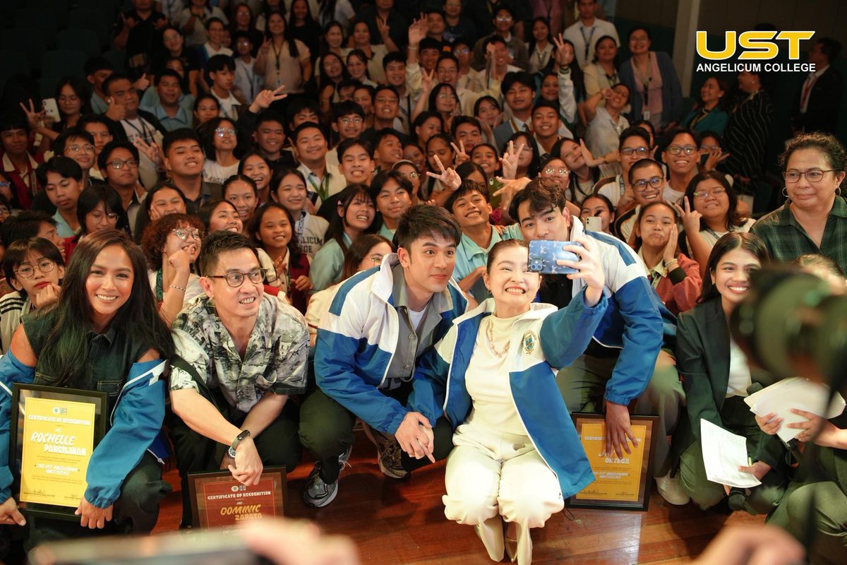 Seiitot's tweet photo. Adelina x Hiroshi x Akio in one frame. 🤭
At Yung kamay mo Ginoo??? 🫣 @davidlicauco 

#PulangArawSchoolTour
#BarDa
#AdeShi https://t.co/nDkFpVZiou