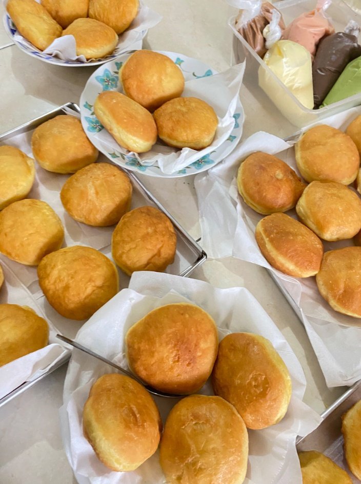 softeclipsess's tweet image. ayoow warga surabaya beli bomboloniku yokk. buat tugas kuliah hehehe. toppingnya banyak, strawberrynya gede, dan donatnya juga besar. gasskeunn #openpo #bomboloni #surabaya #wts #zonauang #zonajajan #jualan #donat #dessert #camilan #manis #sweety