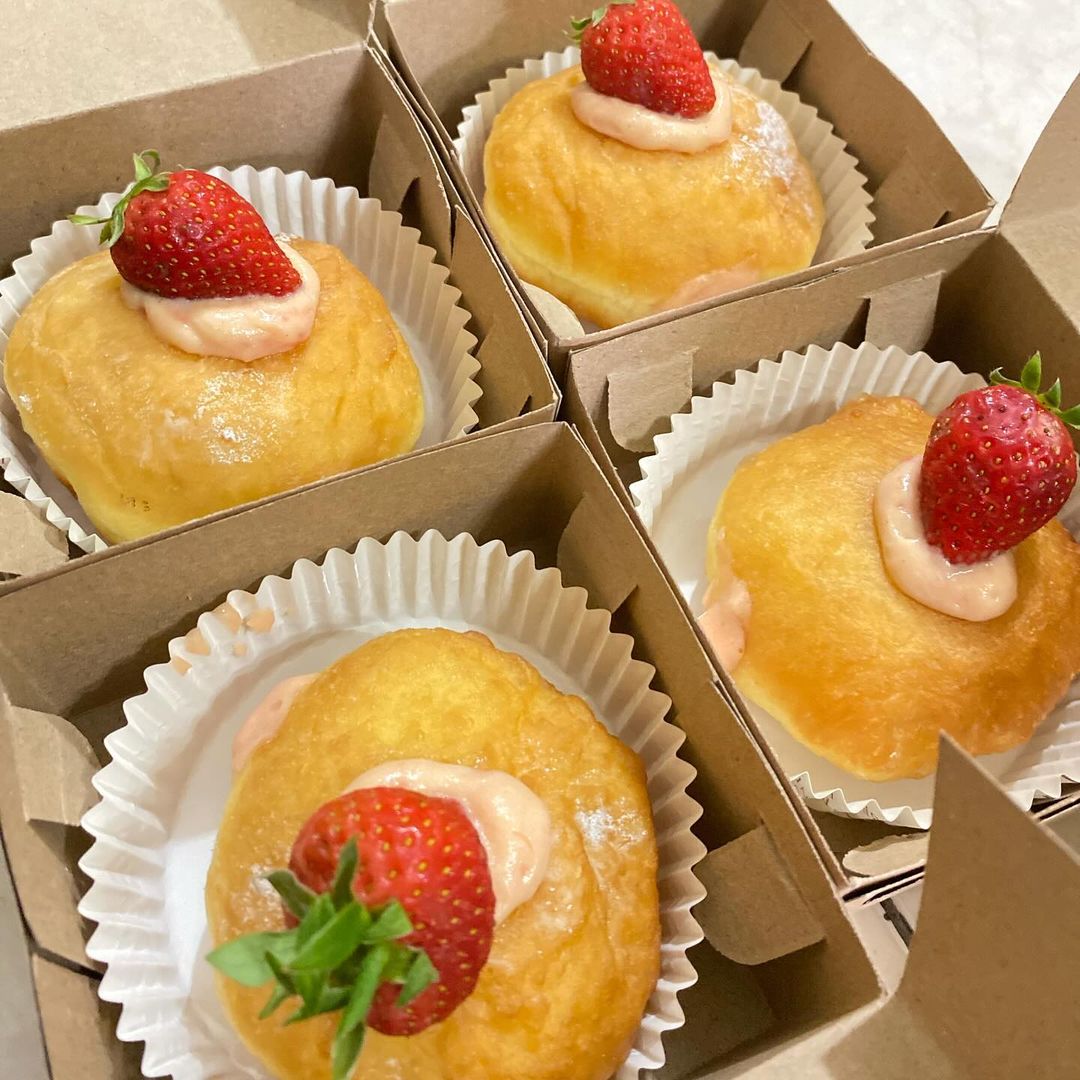 softeclipsess's tweet image. ayoow warga surabaya beli bomboloniku yokk. buat tugas kuliah hehehe. toppingnya banyak, strawberrynya gede, dan donatnya juga besar. gasskeunn #openpo #bomboloni #surabaya #wts #zonauang #zonajajan #jualan #donat #dessert #camilan #manis #sweety