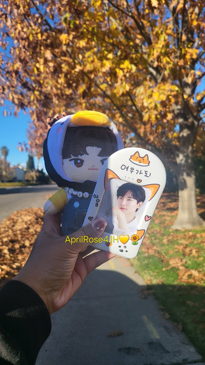 Hottest_April's tweet photo. Needed to step out for a break, and it was so worth it. Just me, myself, and my oppa Junho doll 🥰🫠 🍁🌿🍂🌲🍁 @dlwnsghek
#LEEJUNHO #이준호 #JUNHO #happyfallseason🍁 https://t.co/uAyzv4sOvb