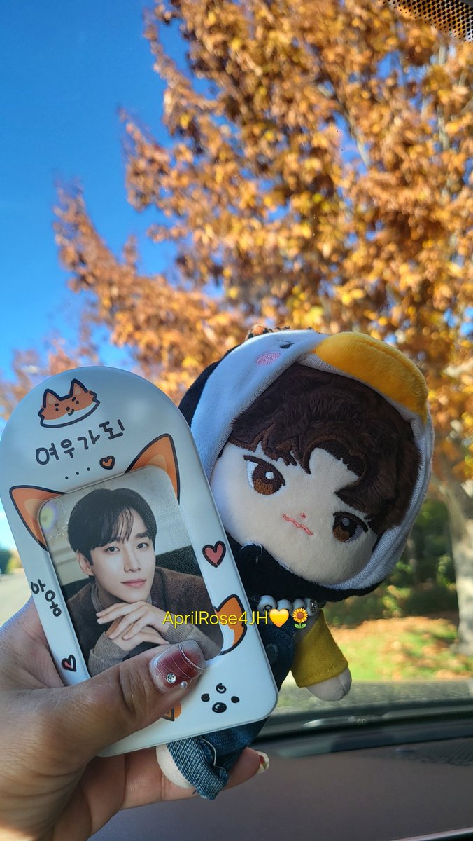 Hottest_April's tweet photo. Needed to step out for a break, and it was so worth it. Just me, myself, and my oppa Junho doll 🥰🫠 🍁🌿🍂🌲🍁 @dlwnsghek
#LEEJUNHO #이준호 #JUNHO #happyfallseason🍁 https://t.co/uAyzv4sOvb