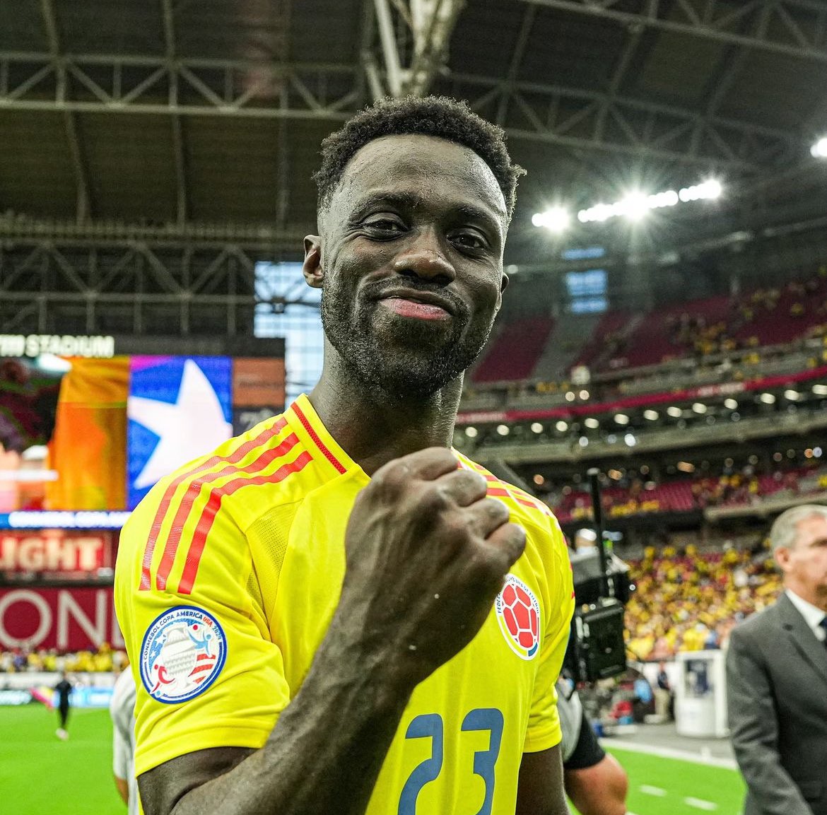 Le tiran al único jugador que jugó toda la copa América dando masterclass de defensa, sangre y huevos, el único que sabía que estaba jugando una final contra Argentina... Así somos, por eso no ganamos nada.
Con Davinson Sánchez me voy a muerte.