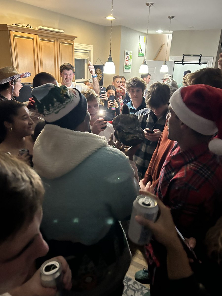 DeanBeers69's tweet image. What can #theduck not do