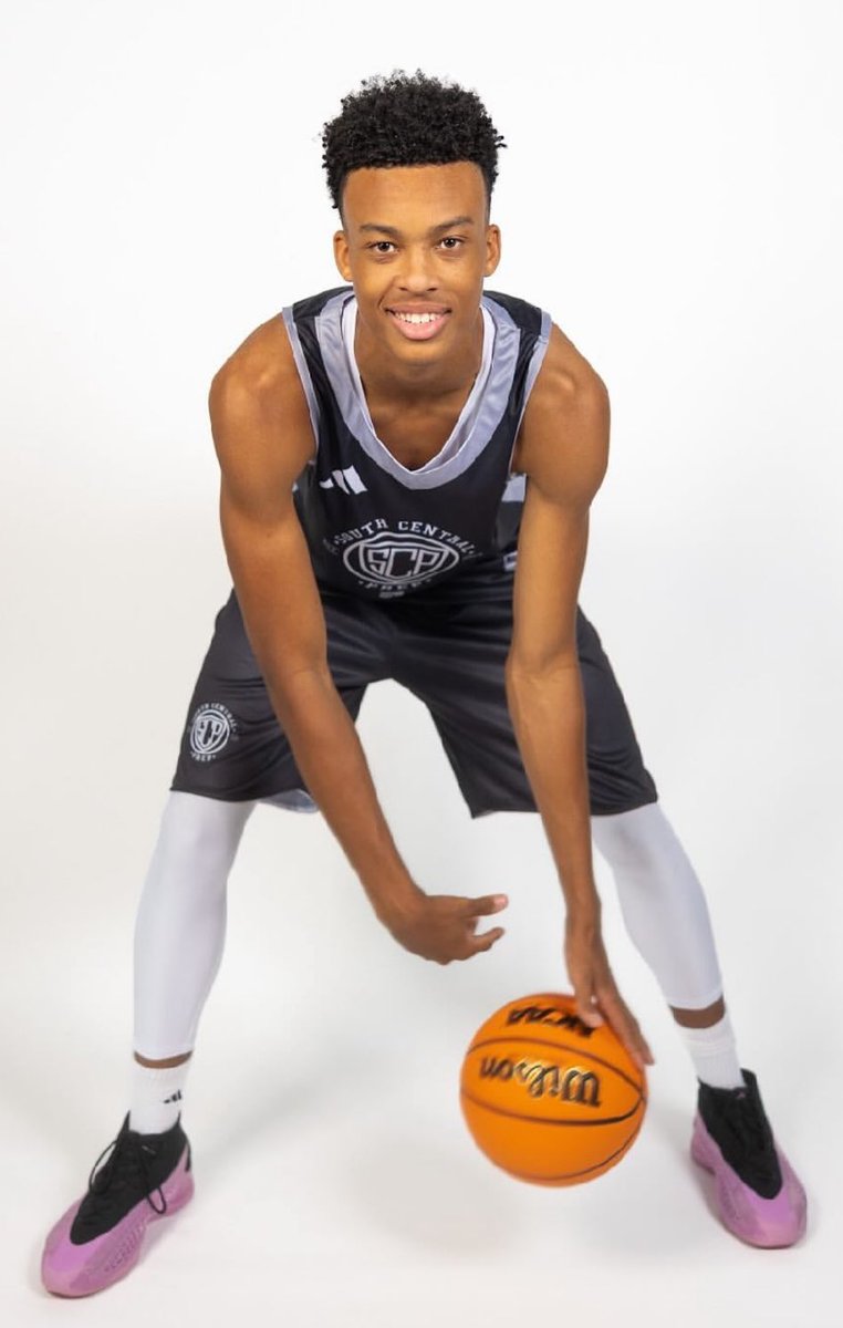 EIBCleague's tweet photo. Ryan Hampton is HIM🔥‼️He is 1 of 5 best players in his class no debate. @ryhamp14 @RjHampton14 @SCP_Hoops https://t.co/SPCCYjZDLw