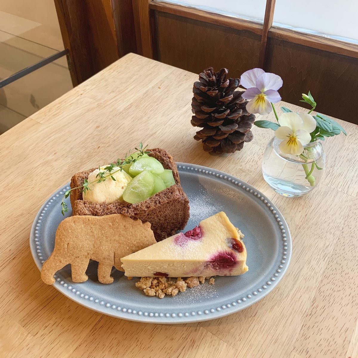 cafe_sitka's tweet photo. 11月16日(土)
営業
13:00～18:00 

今日から３日間営業日です。３日間とも事前ご予約の方で満席となりました。ありがとうございます😊

写真は冬のケーキプレートです。チーズケーキは白くなるようじっくり湯煎焼きしています。ラズベリーが入っているので甘酸っぱいケーキです🎄 https://t.co/LU3QED7icG