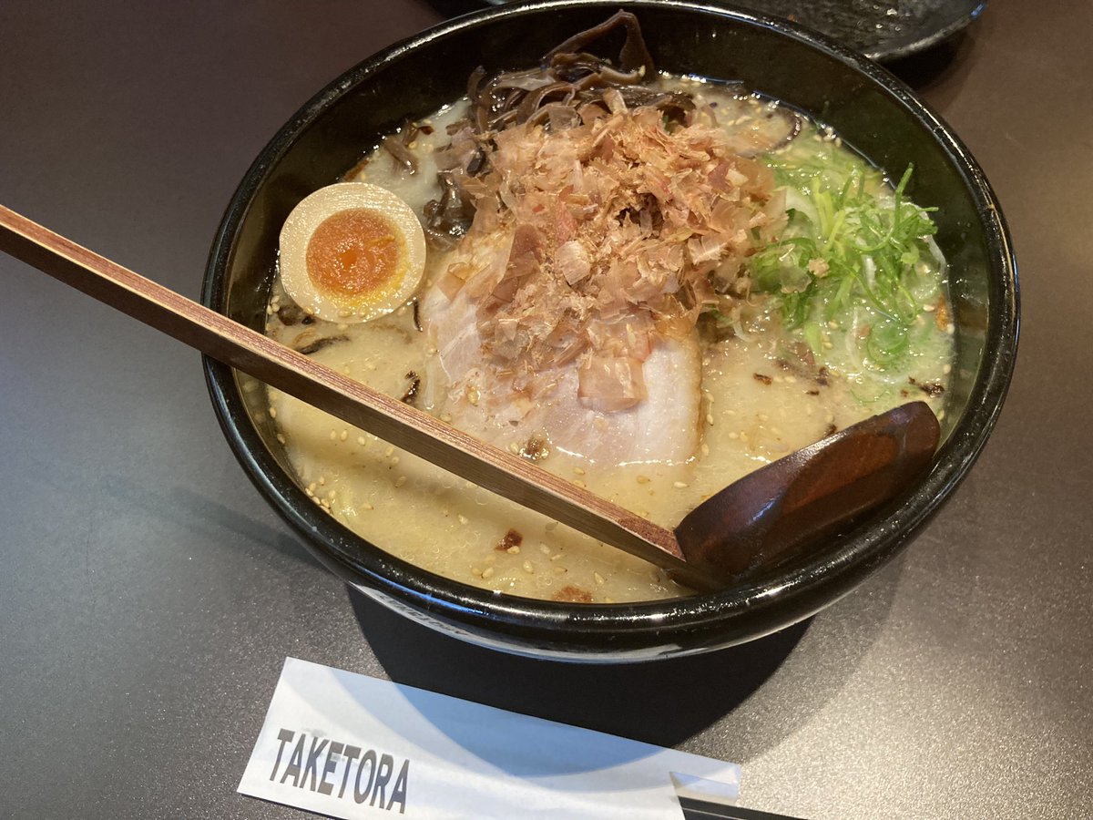3mantha's tweet photo. 【TAKETORA】指宿市
勝武士(かつぶし)ラーメン※とんこつ
鰹節との相性考えてあっさりめのとんこつなのかな？
たまに噛んでじわっと鰹節の味が広がるのいい https://t.co/cxvKegNOVD