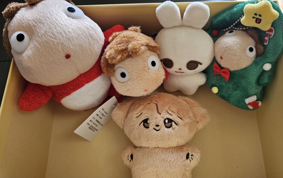 mjejejh12's tweet photo. #센꿈이의_꿈 ㅎㅎㅎ  주말아침 선물처럼 등장 너무 귀여워 ㅠㅠ 포뇨들도모여서 찰칵💛💜🍀처음 사진보자마자 이건사야돼느낌 강하게드는솜뭉치 실물로보니 더 눈밑점 피어싱 디테일이 너무 좋아 이제 오프인증샷은 너다 ㅎㅎㅎ그러니 이제 오프만 생기면 돼 https://t.co/x1gNPVJ21L