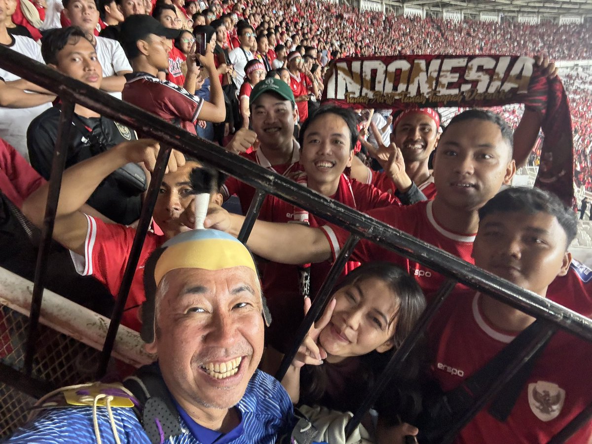 tsunsan's tweet photo. インドネシア戦素晴らし過ぎたので拡散おねがいします。
この一試合の為に青いゴジラvs赤いインドネシアキャラを掲示。ゴジラとの大きさの対比だけでも日本へのリスペクトが伝わる。
4-0で負け後も帰る人が少ないインドネシア選手への合唱や拍手も凄い。日本サポーターと写真を撮る人多い。これらを感じ、日本コアサポーターがインドネシアコール。喜ぶインドネシア！親善試合ではないガチな試合で素晴らしすぎる。逆の立場でこれができるか？この熱さを忘れていないか？肝に銘じます