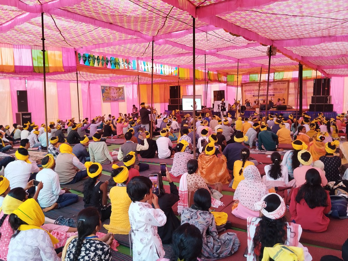 गोंडवाना भवन प्रांगण रिंग रोड नमदगिरी सुरजपुर में 10 वां कोया पुनेम राष्ट्रीय आदिवासी सांस्कृतिक संविधानिक व आर्थिक गण्ड व्यवस्था के चार दिवसीय प्रशिक्षण शिविर का दूसरा दिन 15 नवंबर को शानदार रहा जो सुबह 10 बजे से रात 10 बजे तक चला। पेसा नियम, पांचवीं अनुसूची,प्रमुख विषय रहा।