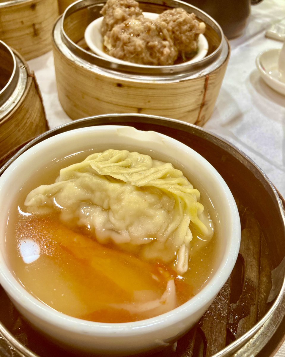 ApronAunti's tweet image. 昨日昼食@HongWoKok
夫元上司にお誘い受けて「飲茶」〜🇭🇰ローカル好みの飲茶は超大ぶり点心🥟〜懐かしい味🤤〜やっぱり🇲🇾🥟とは随分違うんですよね〜もちろんどっちも美味しいけど😋
#康和閣 
#HungHom
#黄埔天地百宝坊
#朝８時から夜２３時迄営業 

maps.google.com/maps/place//da…