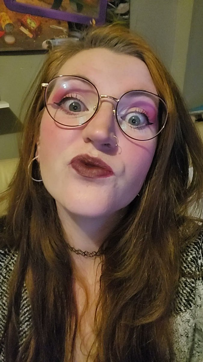 First time in like 2-3weeks that I've really felt like my silly duckie self. Fit and makeup makin me feel like 💅
Don't worry, I'm not going out in public in this 😅🤣