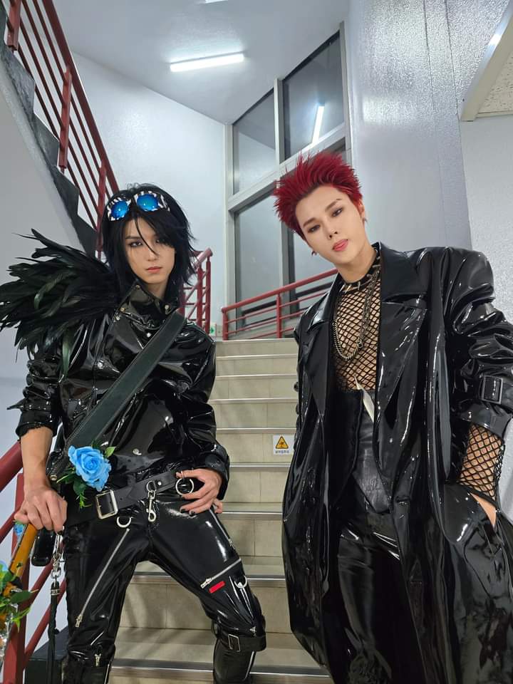 jerushavera's tweet photo. coming back from the dead just to say that this picture is giving vkei so hard https://t.co/t6fou0xKyL