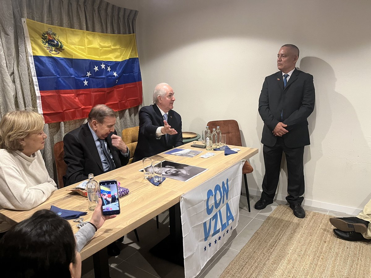 Electricocalci's tweet photo. @VeneVluchteling @javupaisesbajos @ConVzlaComando @MariaCorinaYA @fabiandicosta @GeorgeArtwell   Fue un Honor Proteger y servir a Mi Comandante en Jefe, Presidente Edmundo González Urrutia. #Venezuela  @AnonymeHelter   FFAA EN EL EXILIO. https://t.co/PeBrIc2pEz