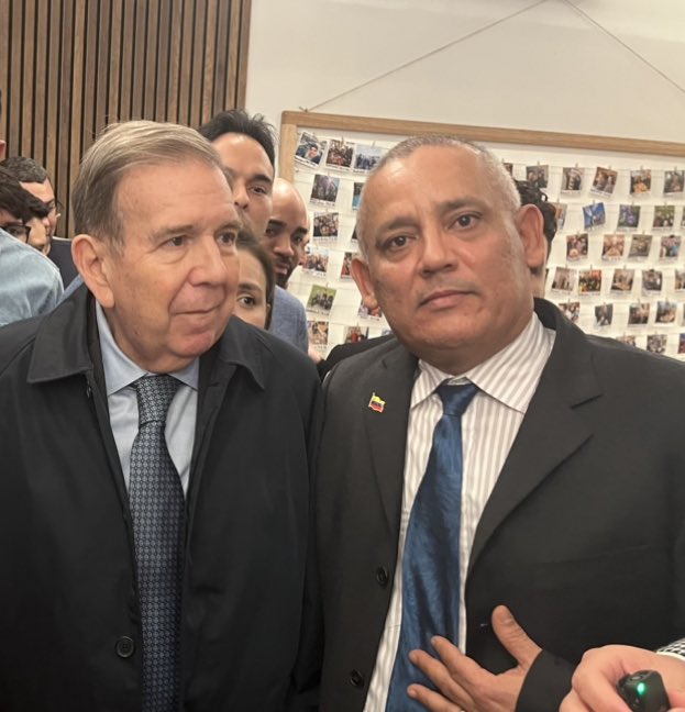 Electricocalci's tweet photo. @VeneVluchteling @javupaisesbajos @ConVzlaComando @MariaCorinaYA @fabiandicosta @GeorgeArtwell   Fue un Honor Proteger y servir a Mi Comandante en Jefe, Presidente Edmundo González Urrutia. #Venezuela  @AnonymeHelter   FFAA EN EL EXILIO. https://t.co/PeBrIc2pEz