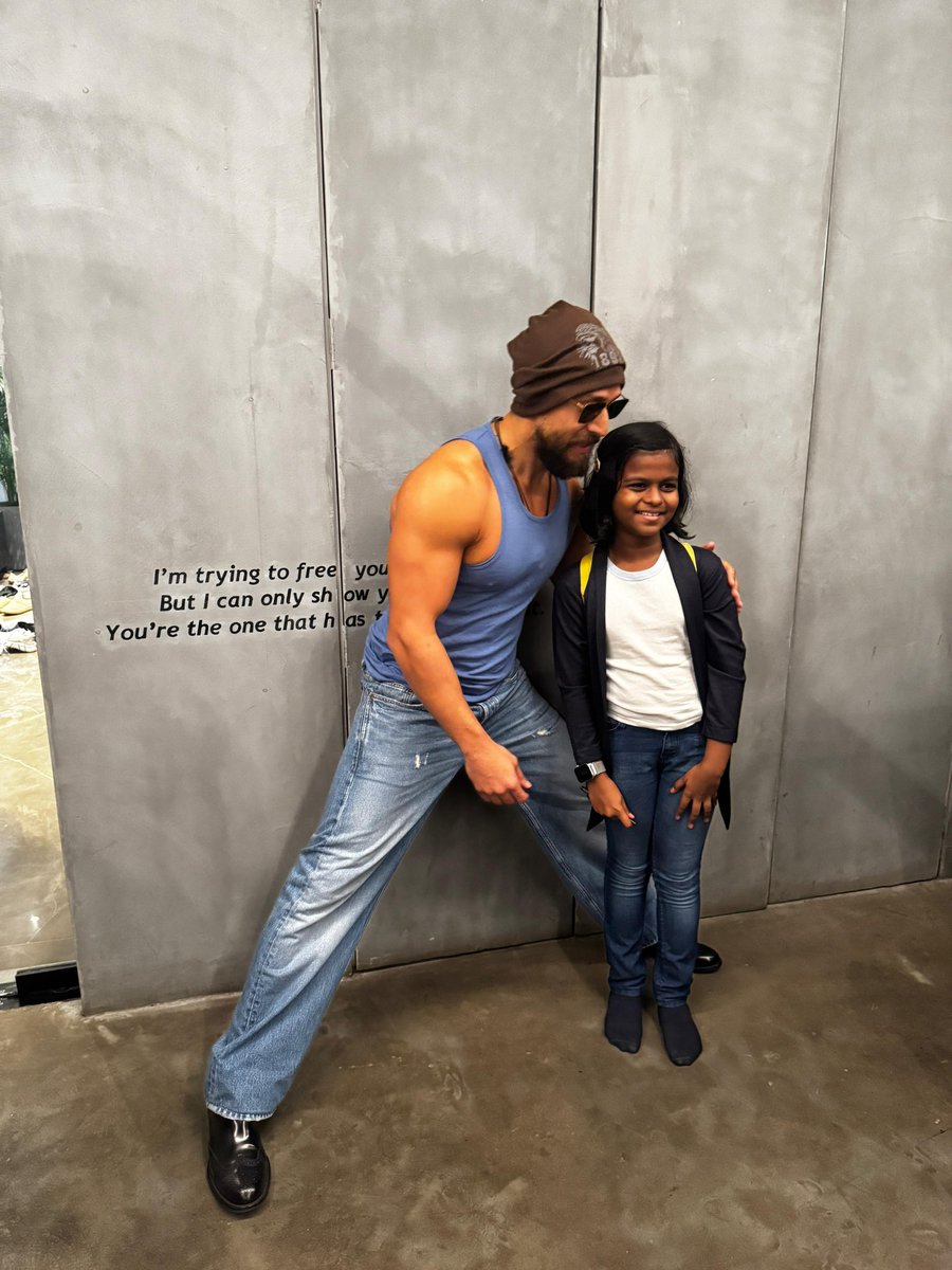 TeamtigerogTeam's tweet photo. From miles away to moments together π« Tiger Shroff proves once again that his biggest flex is his love for his fans. β€οΈπ #FanGoals #TigerShroffMagic #TeamTiger #makingdreamscometrue https://t.co/LEj1VH0Vt5