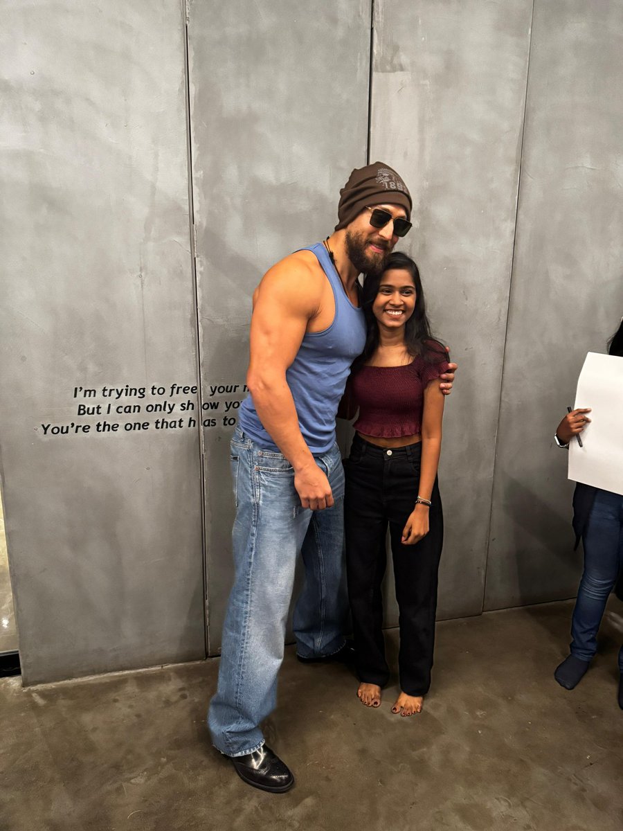 TeamtigerogTeam's tweet photo. From miles away to moments together π« Tiger Shroff proves once again that his biggest flex is his love for his fans. β€οΈπ #FanGoals #TigerShroffMagic #TeamTiger #makingdreamscometrue https://t.co/LEj1VH0Vt5
