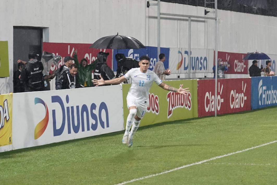 FFH_Honduras's tweet photo. ⚽¡Golazo tras golazo! ⚽️

🔥 Luis Palma lo vuelve a hacer al minuto 8️⃣3️⃣ y pone a Honduras arriba 🙌💙 

Honduras 🇭🇳2️⃣-0️⃣🇲🇽 México

#VamosCatrachos https://t.co/PJE3fXm52m