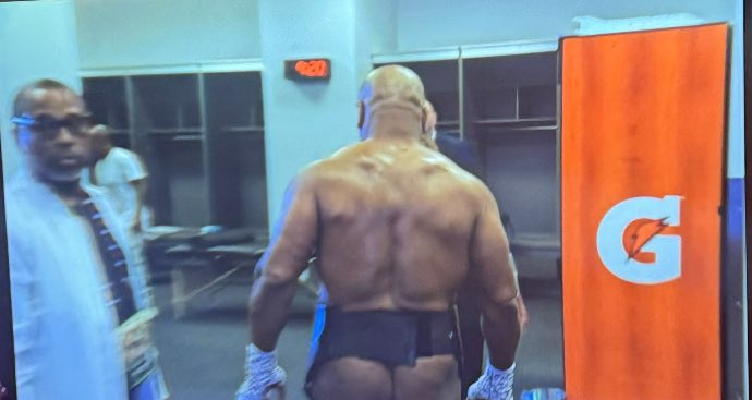 Batman2k__'s tweet image. mike tyson did WHAT live????