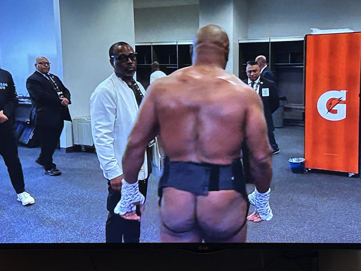 AdamITguy's tweet image. Mike Tyson is cheeks in the wind leading up to the fight