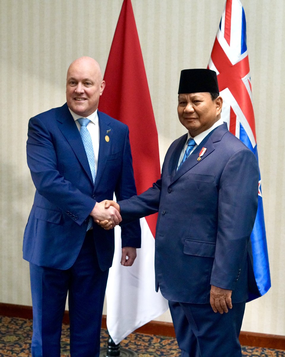 Christopher Luxon (@chrisluxonmp) on Twitter photo New Zealand and Indonesia are aiming to lift our two-way trade to NZ$6 billion by 2029. This will help grow both of our economies.
It was a pleasure meeting President <a href="/prabowo/">Prabowo Subianto</a> at APEC Leaders’ Week. We discussed the high ambitions that we have for the Indo-Pacific region, and New Zealand and Indonesia are aiming to lift our two-way trade to NZ$6 billion by 2029. This will help grow both of our economies.
It was a pleasure meeting President <a href="/prabowo/">Prabowo Subianto</a> at APEC Leaders’ Week. We discussed the high ambitions that we have for the Indo-Pacific region, and