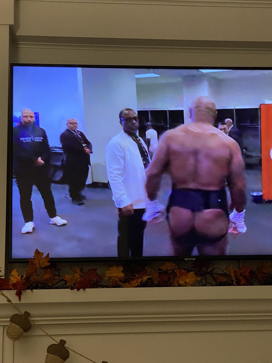 mjmahaney's tweet photo. Spoke too soon #WTFNetflix 
Boxing attire sure has changed since I last watched it. At lease that was slightly blurry 😵‍💫 https://t.co/ZEY9WzRqWT
