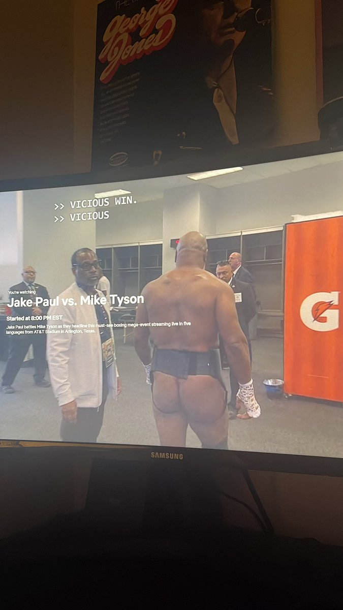 Shygui69's tweet photo. AINT NO WAY THEY PUT MIKE TYSONS BARE ASS CHEEKS ON NETFLIX LIVE https://t.co/GDkj5Y9OxH
