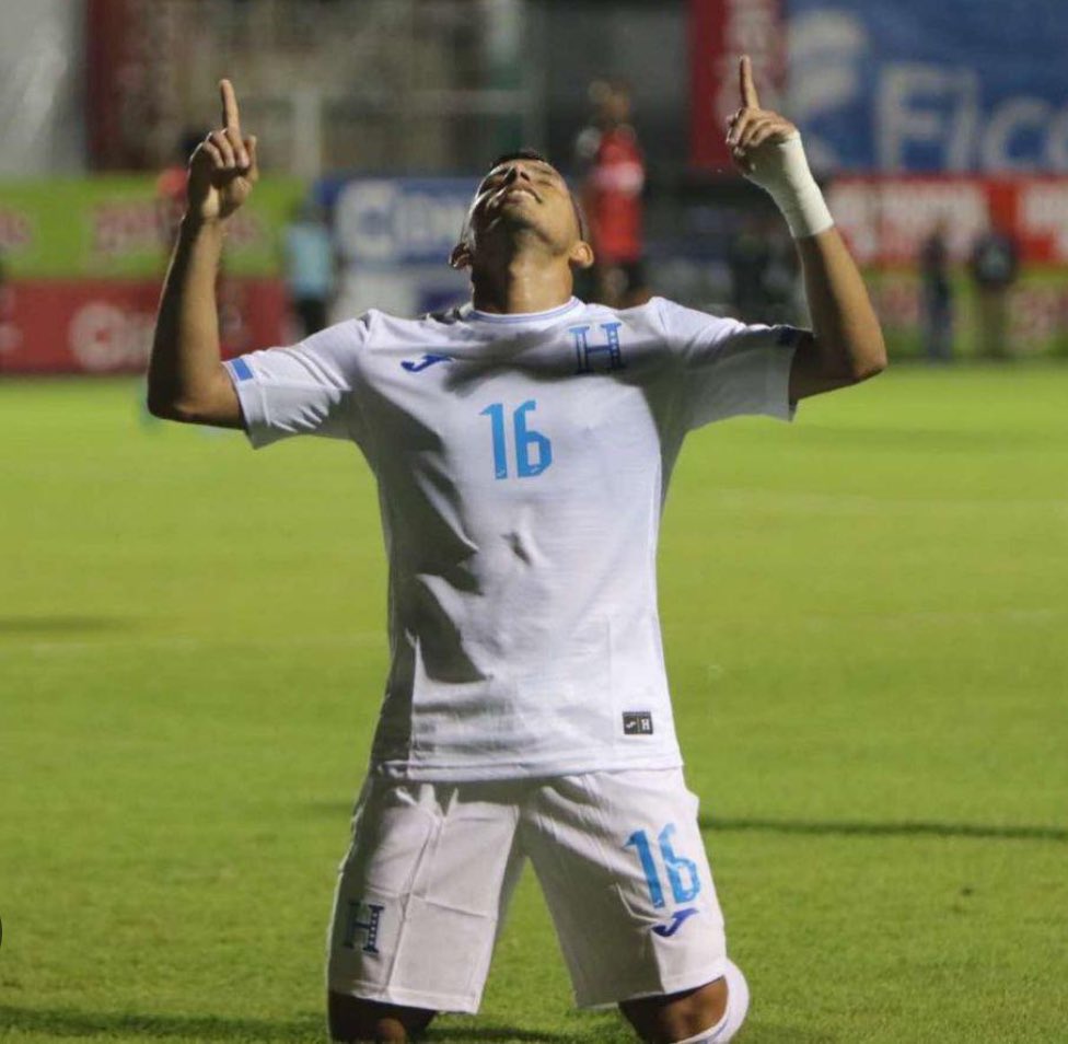 Palma hizo los goles, fabuloso!!  pero este señor se cargó el equipo en sus espaldas… 
Que grande que eres Edwin Rodríguez! 

HND 2-0 MÉX #NL