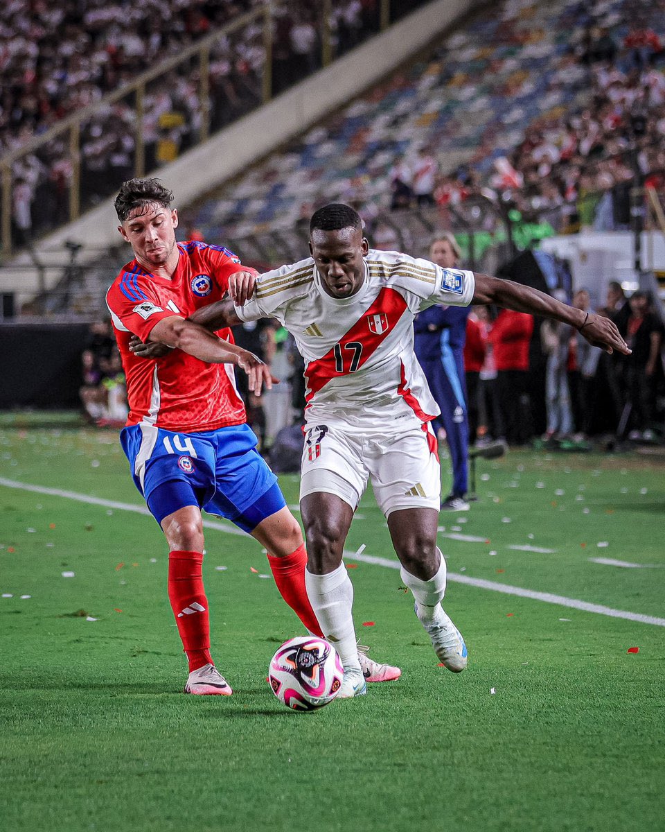 PuntoCentralEC's tweet photo. Perú y Chile empataron 0-0 en el Estadio Monumental de Lima, en la fecha 11 de las Eliminatorias Sudamericanas. Ambas selecciones se alejaron significativamente de los puestos de clasificación directa para el Mundial 2026 y están prácticamente eliminadas. https://t.co/lgZPbAYam9
