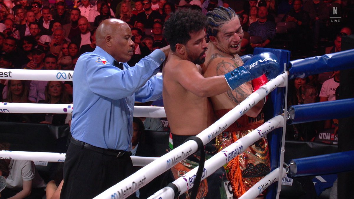 igooooooorrrr's tweet image. Tu liga a tv na Netflix pra assistir a luta do Mike Tyson e do nada se depara com o Whindersson sendo encoxado no ringue
#mikevsjake