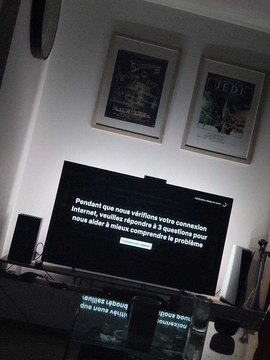 TheTrollFrench's tweet photo. #NetflixBoxe

Ptdr Netflix qui rejette la faute sur mon réseau, vraiment de mieux en mieux ... https://t.co/p6b3FyEsG7
