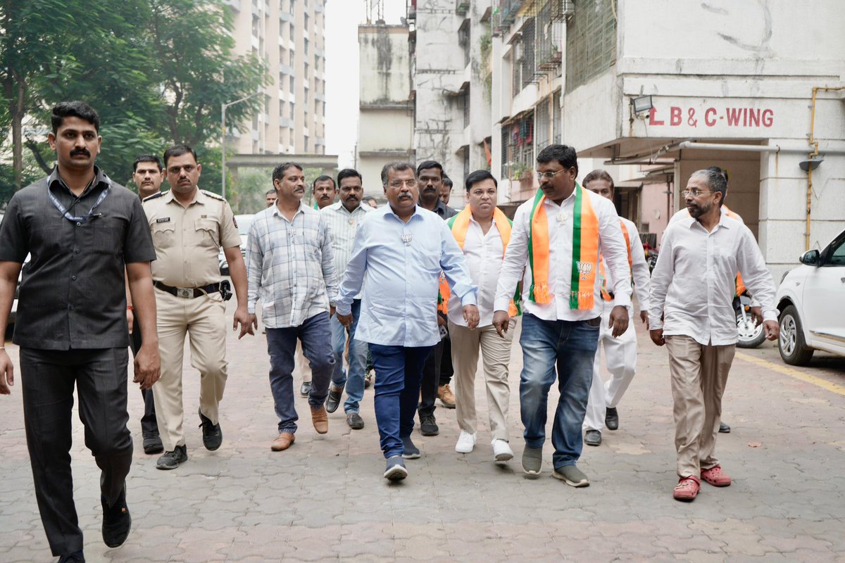 RaviDadaChavan's tweet photo. #Dombivli पूर्व शहरातील मंगलमूर्ती सोसायटीला स्नेहभेट देत उपस्थितांशी संवाद साधला. 

यावेळी नागरिकांनी आपुलकीने स्वागत करत विधानसभा निवडणुकीसाठी शुभेच्छा दिल्या. 

#AaplaRavi #Dombivlikar #BJP #Mahayuti https://t.co/RyNaOTslTW