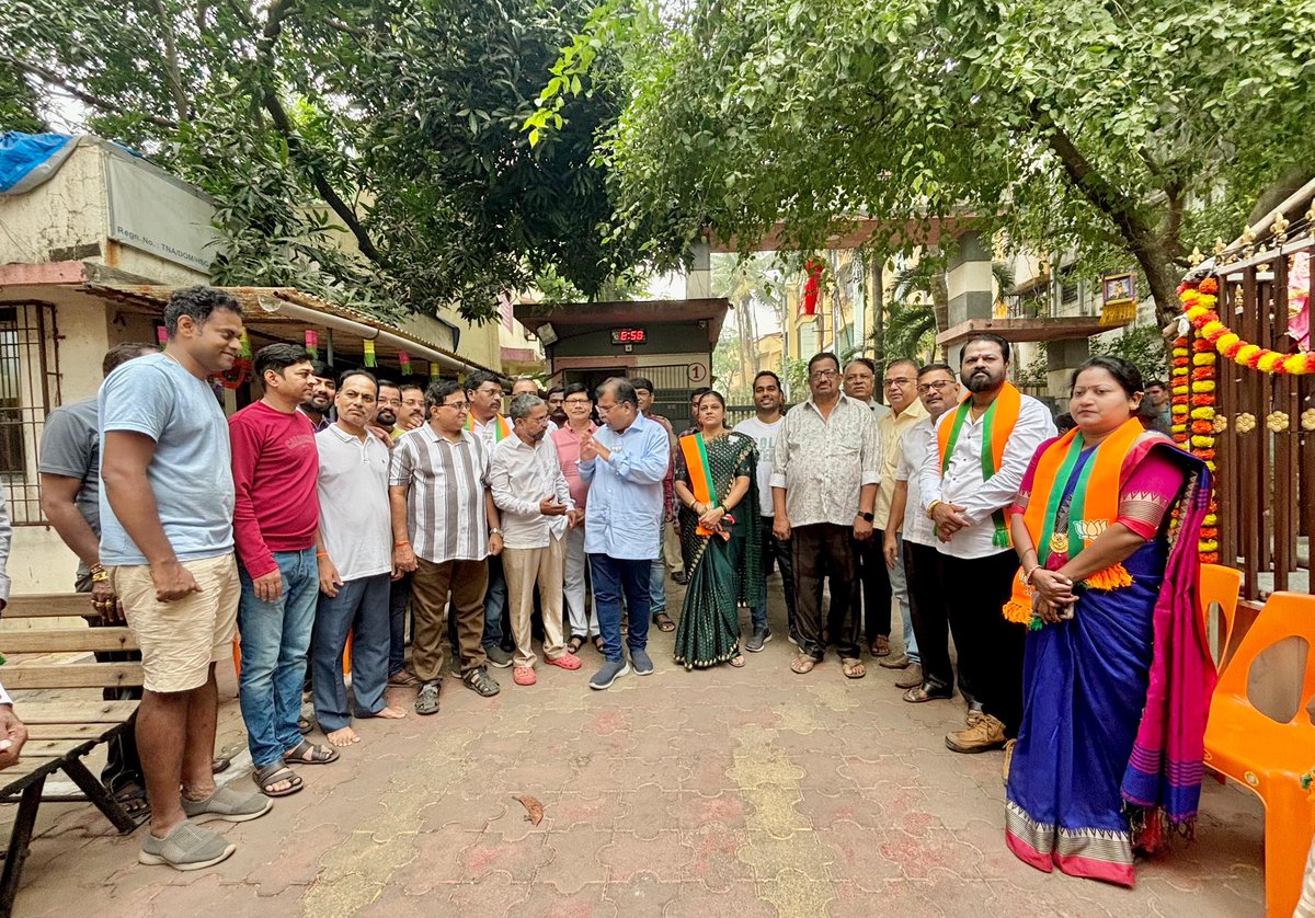 RaviDadaChavan's tweet photo. #Dombivli पूर्व शहरातील मंगलमूर्ती सोसायटीला स्नेहभेट देत उपस्थितांशी संवाद साधला. 

यावेळी नागरिकांनी आपुलकीने स्वागत करत विधानसभा निवडणुकीसाठी शुभेच्छा दिल्या. 

#AaplaRavi #Dombivlikar #BJP #Mahayuti https://t.co/RyNaOTslTW