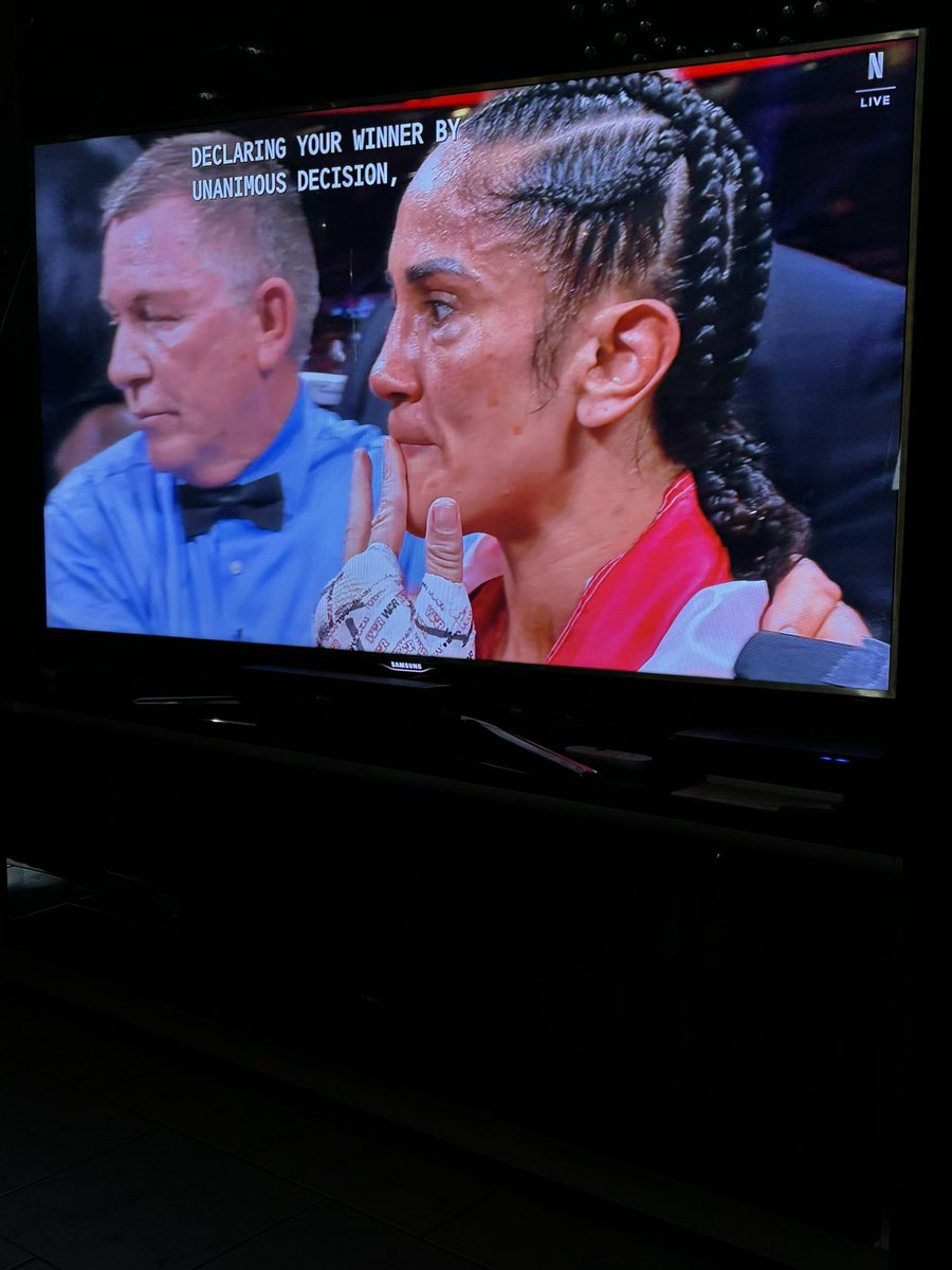 HOW TF DOES TAYLOR WIN AFTER 4 HEAD BUTTS AND GETTING HER SHIT ROCKED THE WHOLE TIME

SERRANO WON CLEARLY