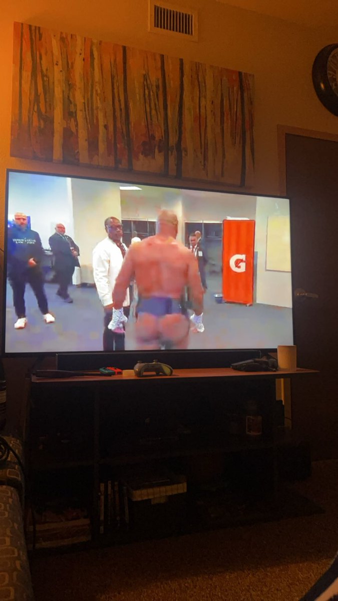 dBolDempsey's tweet photo. Why my screen freeze with Tyson’s ass on the screen https://t.co/KSvDd9tlIU