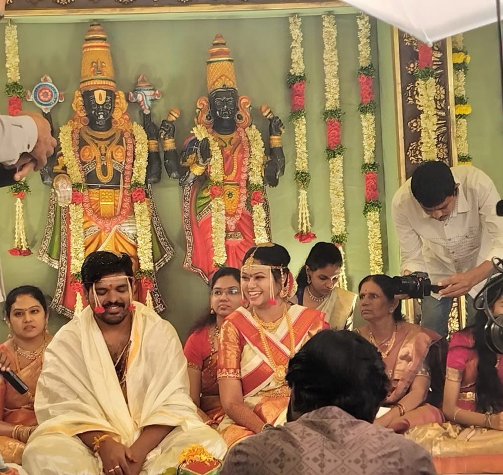 10TvTeluguNews's tweet photo. వివాహ బంధంతో ఒక్కటైన టాలీవుడ్ పాపులర్ సింగర్స్ రమ్య బెహరా, అనురాగ్ కులకర్ణి | 10TV 

#anuragkulkarni #RamyaBehara #marriage #tollywoodsinger #10TV https://t.co/T9l7NNtjGt
