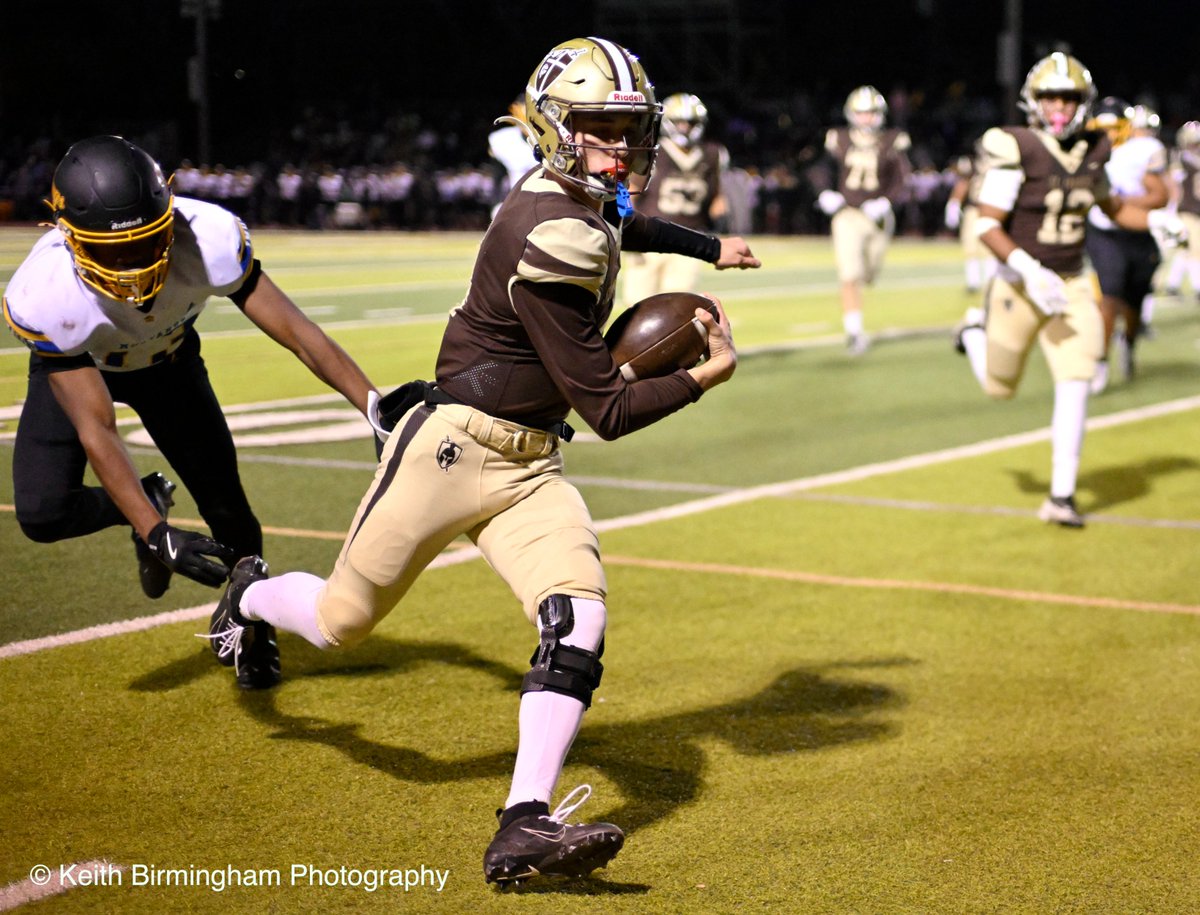 photowkb's tweet image. St. Francis takes on Muir during a CIF-SS Division 6 football quarterfinal playoff football game at St. Francis High School in La Canada. @cifss #cifss #stfrancis #muir #football @SGVNSports @InsideSoCalSpts