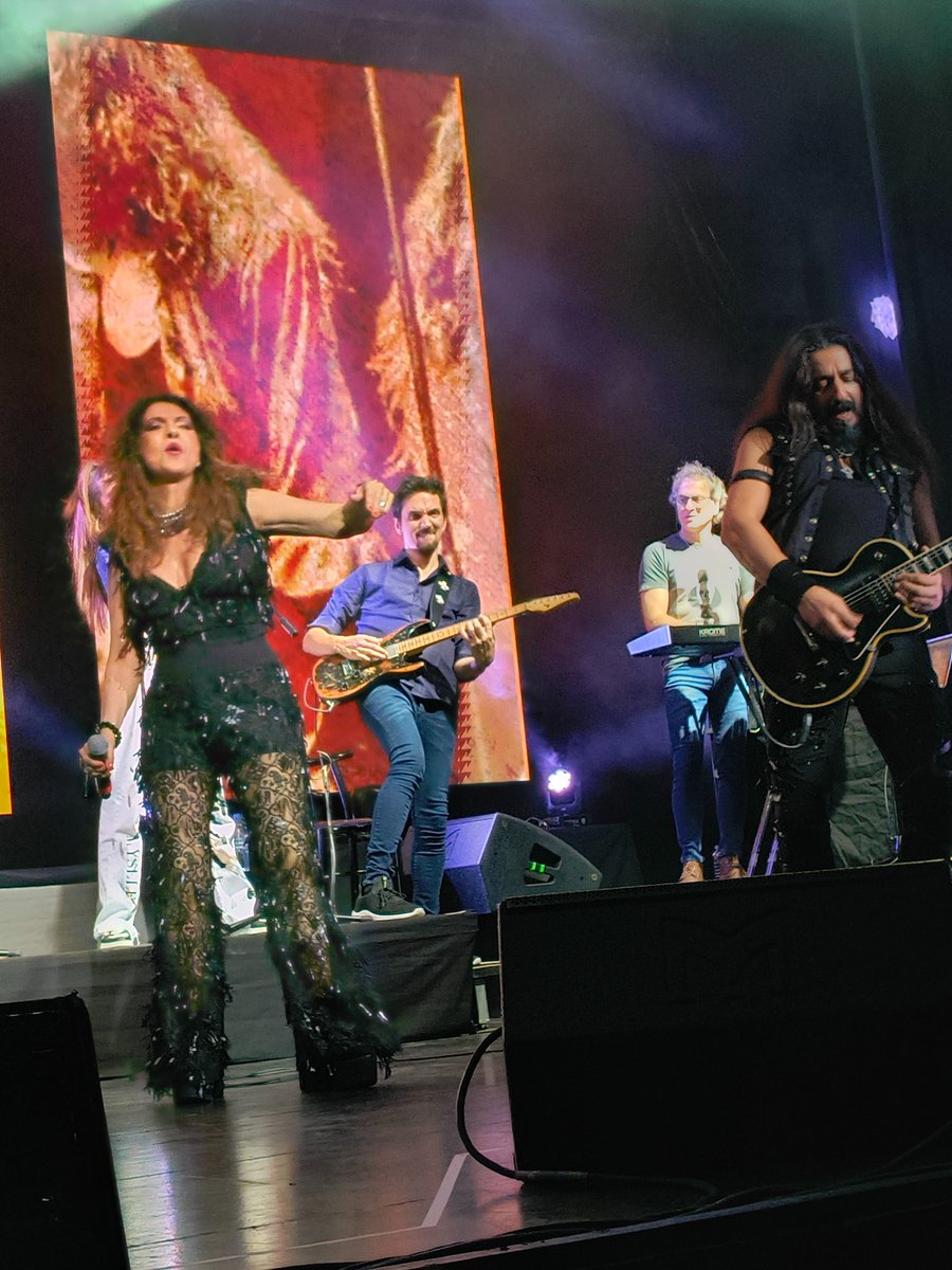 vickyiglesiasss's tweet photo. Gracias por otra noche mágica @patriciasosaok es siempre muy movilizante verte, sentirte y escucharte. te quiero con todo mi corazón y hasta el infinito ❣️ https://t.co/kFLRwCX85s