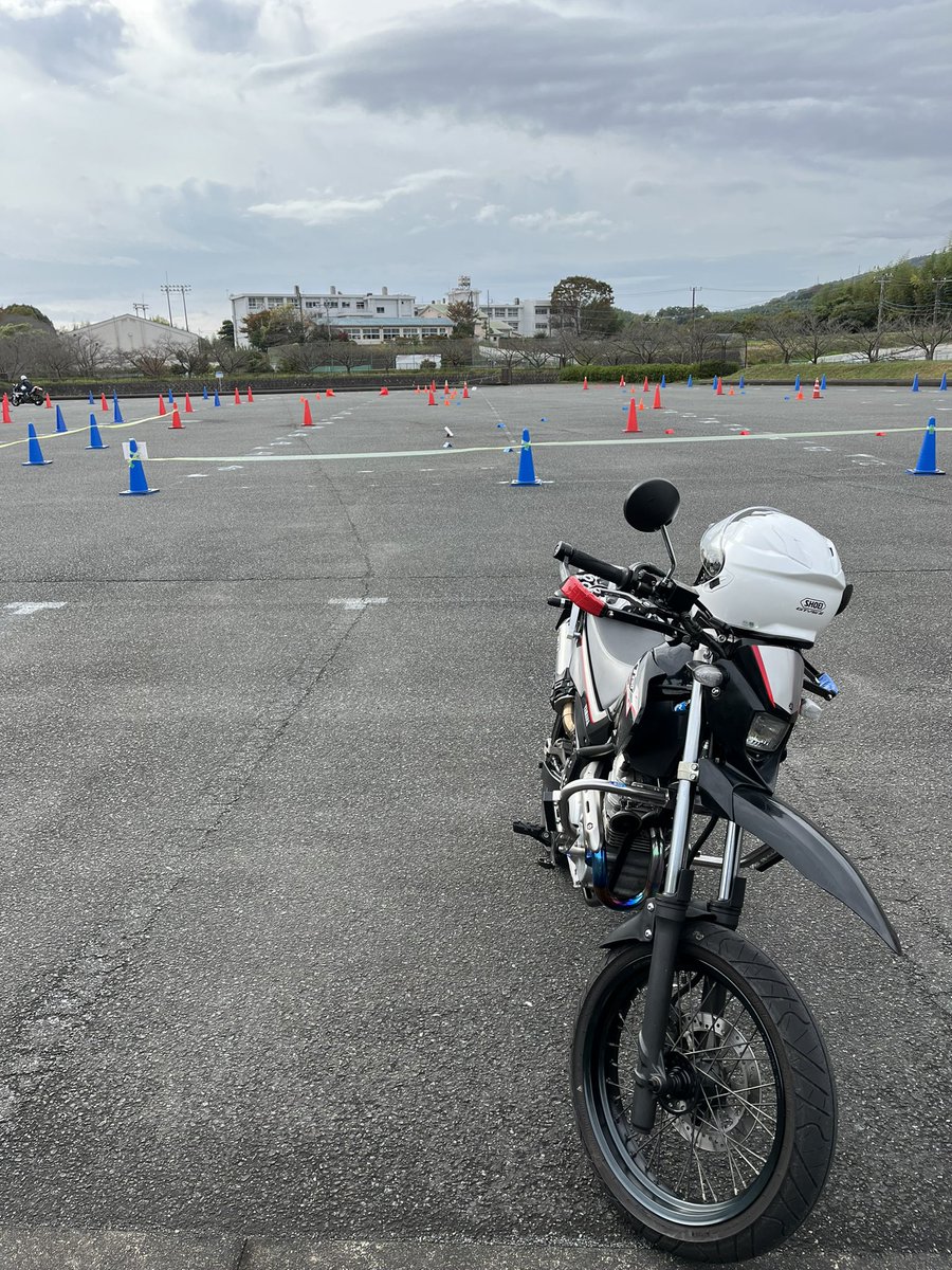 SAIKACHI_SR476's tweet image. 今日も今日とて、パイロンにしばかれています。
シバく立場になる日はいつの日か？😣
#JZ-project