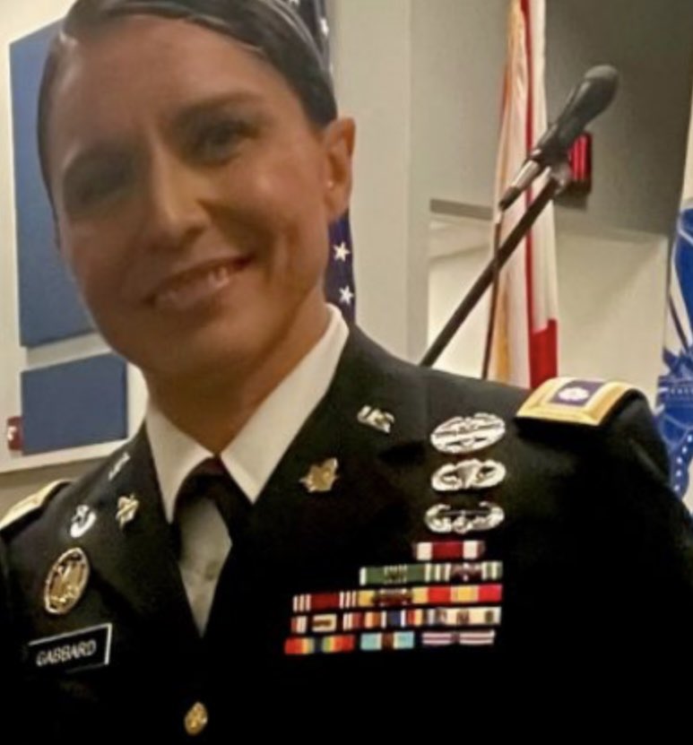AxelTurck's tweet photo. @SHomburg @TulsiGabbard Sehr sachlich formuliert und präzise beschrieben, @SHomburg! An @TulsiGabbard Uniform ist auch ein Springerabzeichen! 

Wünschen wir ihr viel Glück 🍀! 

Wir Fallschirmjäger sagen: Glück Ab! https://t.co/2YrnOM2oHX