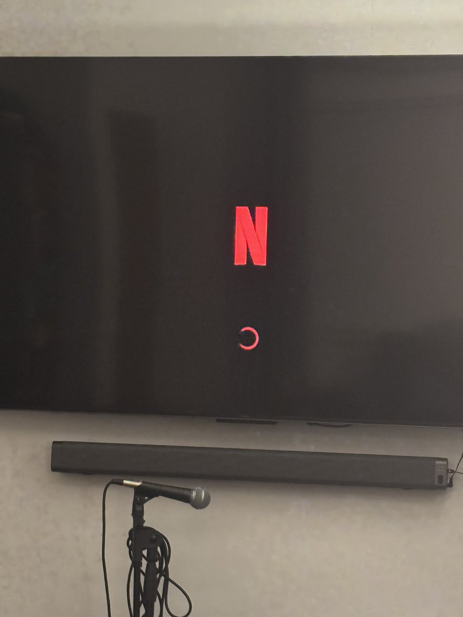 AmicusOptimus's tweet photo. @netflix purposely stopped up to watch the fight and can’t get your stupid platform to work on any device, all other apps working fine 🤬 https://t.co/PqUneeuG2I