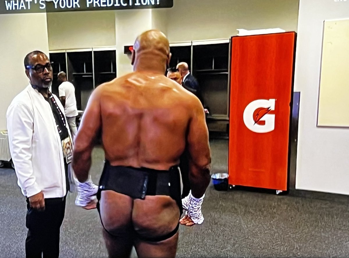 RiveraDs365374's tweet photo. Any resemblance to reality is purely coincidental. #MikeTysonvsJakePaul #Netflix https://t.co/BI48ZMcUB4