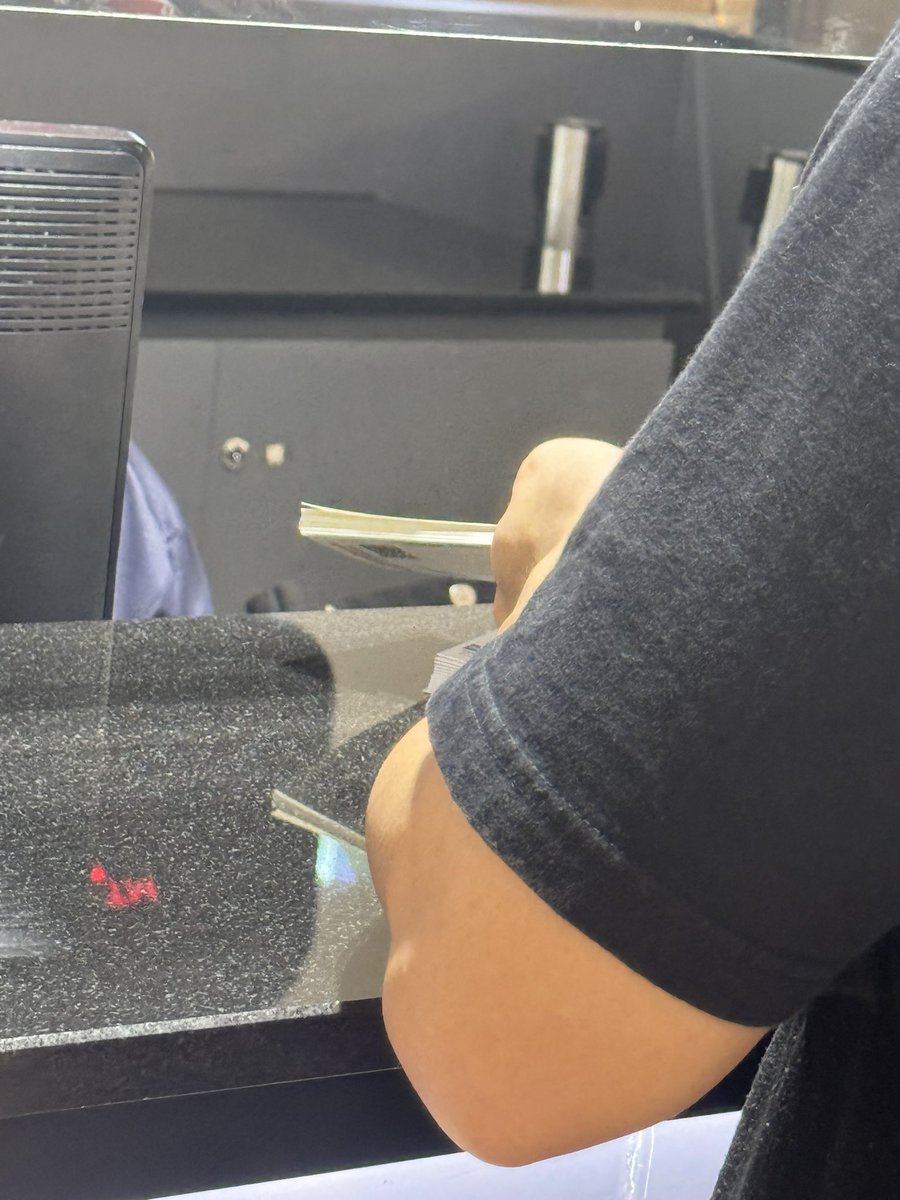 มาแลกบัตรให้เพื่อนแล้วเจอสิ่งนี้อ่ะ ในมือคือคอนเซบทีนทั้งหมด และใช่ค่ะ คนจีน ไอ้เหี้ยยยยยย #SEVENTEEN_RIGHT_HERE_IN_bkk