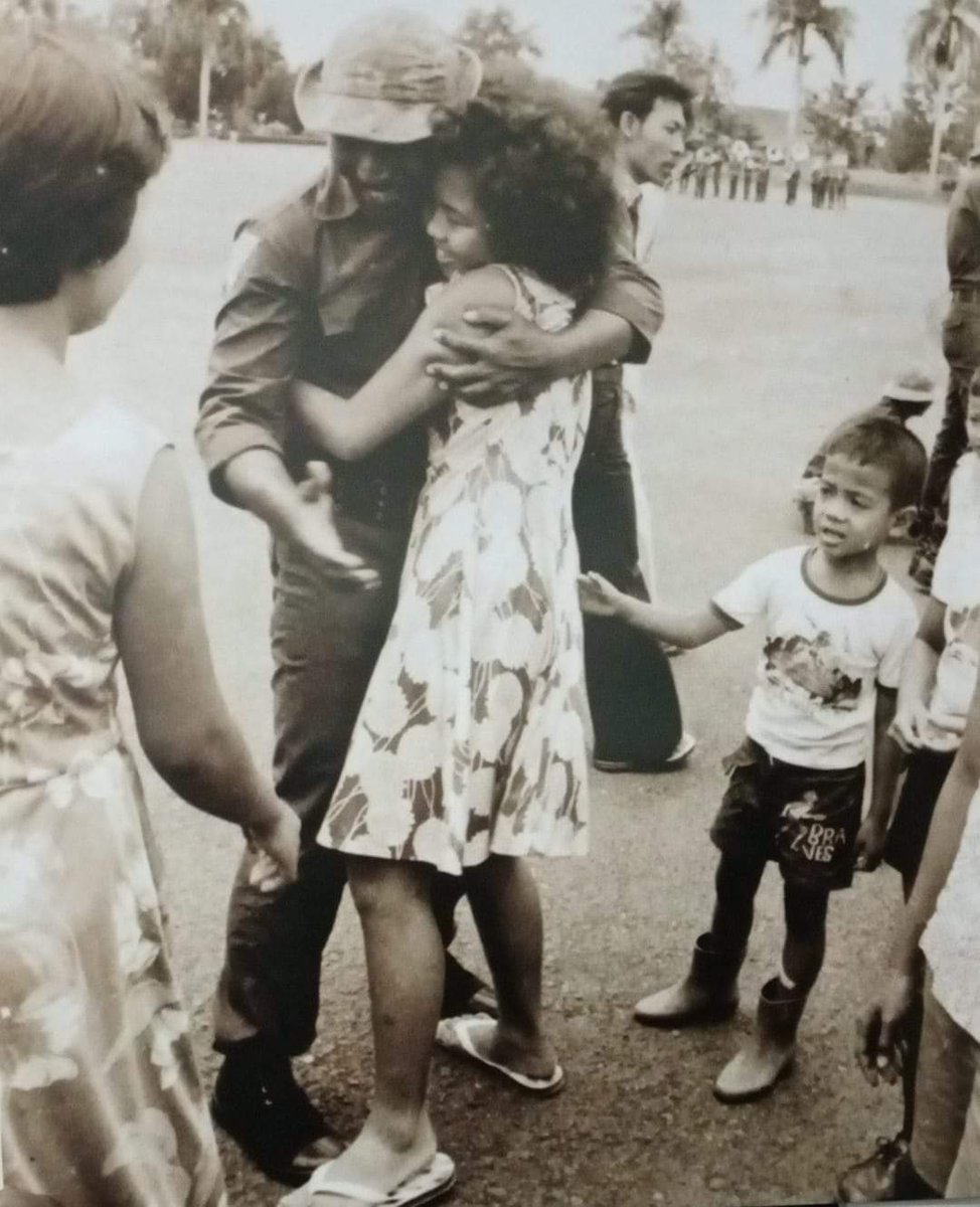MbPriyono's tweet photo. Kepulangan seorang ayah tercinta dari daerah Ops Seroja Timtim disambut gembira keluarga. Ini adalah kepulangan Pasmar VII setelah selesai bertugas di Timtim.
Scan 60 Tahun Pengabdian Korps Marinir.
#operasiseroja
#sejarahmiliter
#pasmar
#marinir https://t.co/eLw3BYF2Lc