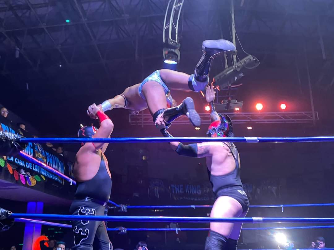 LaTijeraLucha's tweet photo. Triangular de época en #TheKingPhantom, donde la experiencia y calidad de #GuerreroMixticoJr se impuso a #BrazoCelestial con una hermosa llave castigando extremidades después de dejar fuera de combate a #Forneo con su traición al tope preciso, la afición de... https://t.co/jvmxACc4B3